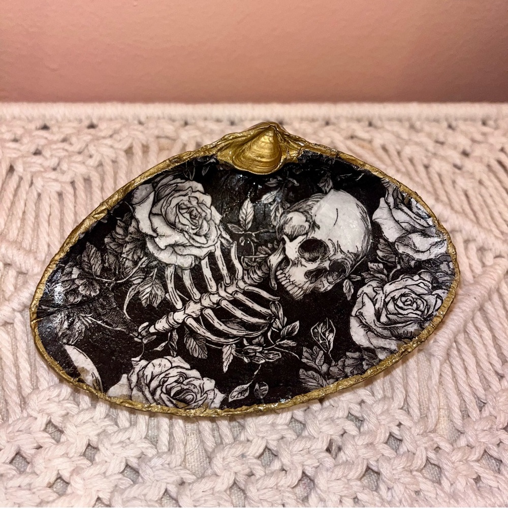 Shell Skull and Roses Trinket Dish - Picture 3 of 4